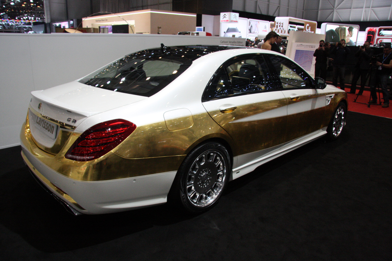 Illustration for article titled This Mercedes S-Class Was Painted With 1,000 Sheets Of Gold Leaf